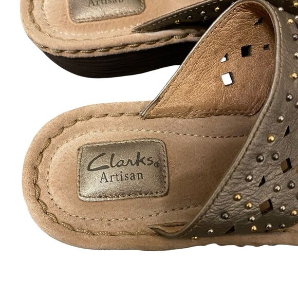 Clarks Artisan Thong Sandals Women 9.5 Gold Leather Studded Embellished Boho - Picture 3 of 10